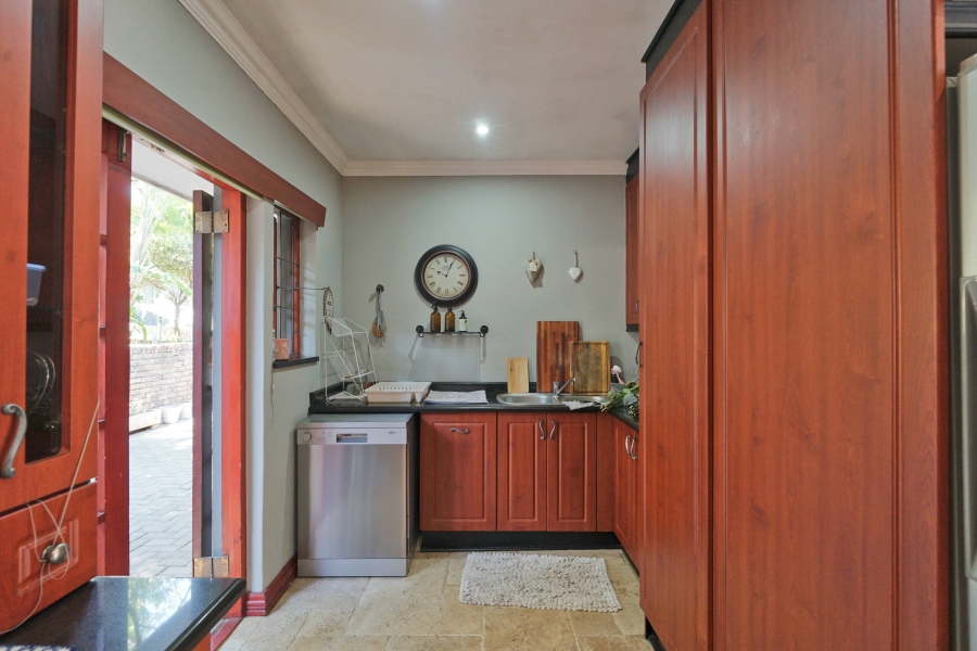 To Let 5 Bedroom Property for Rent in Beacon Bay Eastern Cape